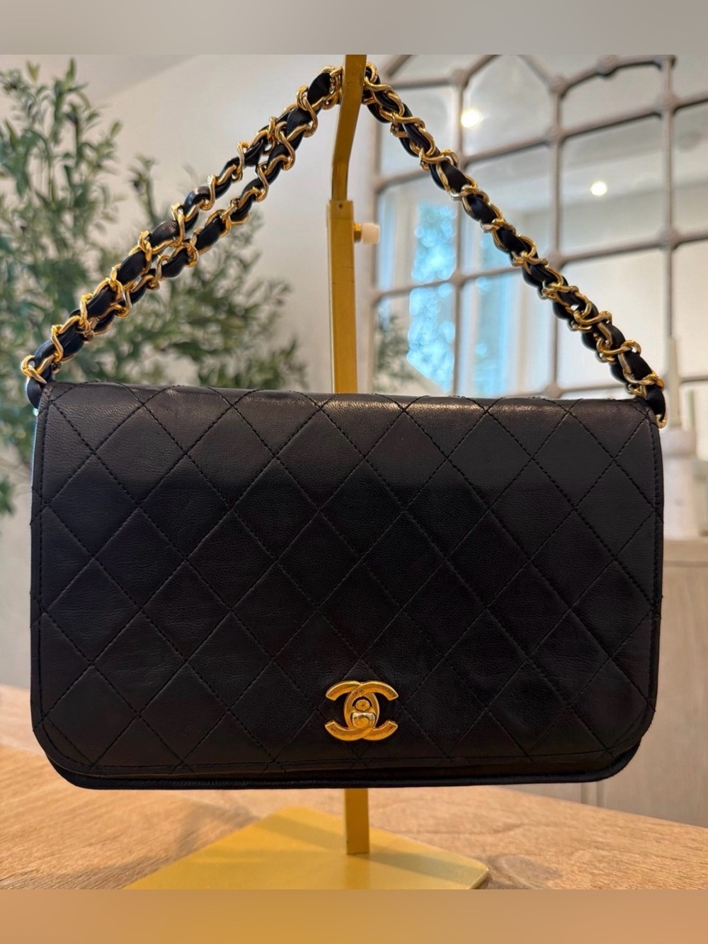 CHANEL Black Quilted Shoulder Bag with Gold Chain